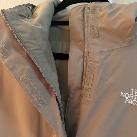The North Face City Breeze Insulated Parka - Picture 9 of 15